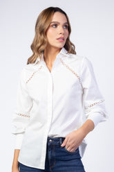 Camisa en popelina con cortes en guipur