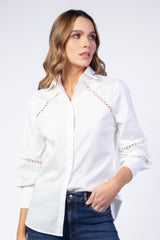 Camisa en popelina con cortes en guipur