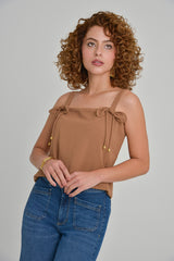 Blusa en crepe con detalle de moño en tira