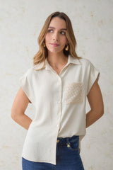 Camisa manga rodada con bolsillo en combinación