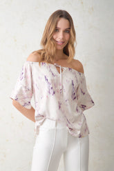 Blusa off shoulder en seda marmolada