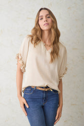 Blusón con herraje en escote manga al codo con ruche