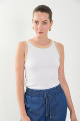 Camiseta en punto manga sisa en combinación