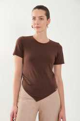 Camiseta manga corta con recogido en lateral y punta en V