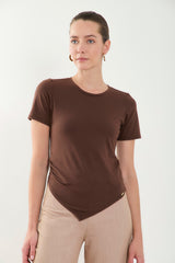 Camiseta manga corta con recogido en lateral y punta en V