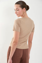 Camiseta manga corta con recogido en lateral y punta en V