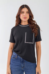 T-shirt con bolsillo y aplique brillante