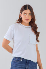 T-shirt con bolsillo y aplique brillante