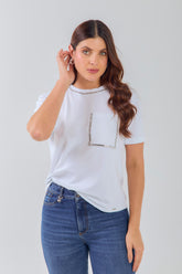 T-shirt con bolsillo y aplique brillante