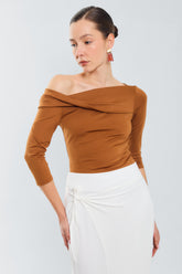 Blusa m3/4 banda entorchada en un hombro