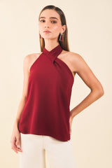 Blusa halter con corte asimetrico