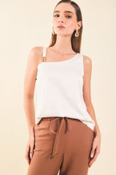 Blusa asimetrica c/herrajes en tira