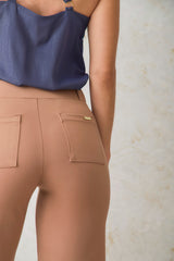 Pantalón flare pretina y pasador ancho y vena