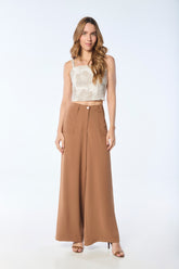 Pantalón wide leg bolsillos parche y abertura lateral