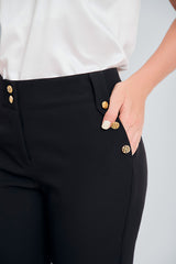 Pantalon cropped con boton decorativo