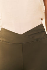 Pantalon pretina en v cruzada