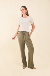 Pantalón bota recta con cinturón en sesgo