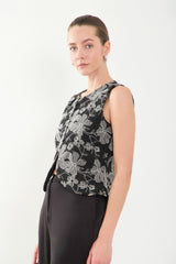 Chaleco corto bordado con botones forrados