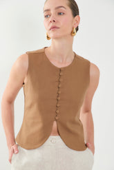 Chaleco corto unicolor con botones forrados