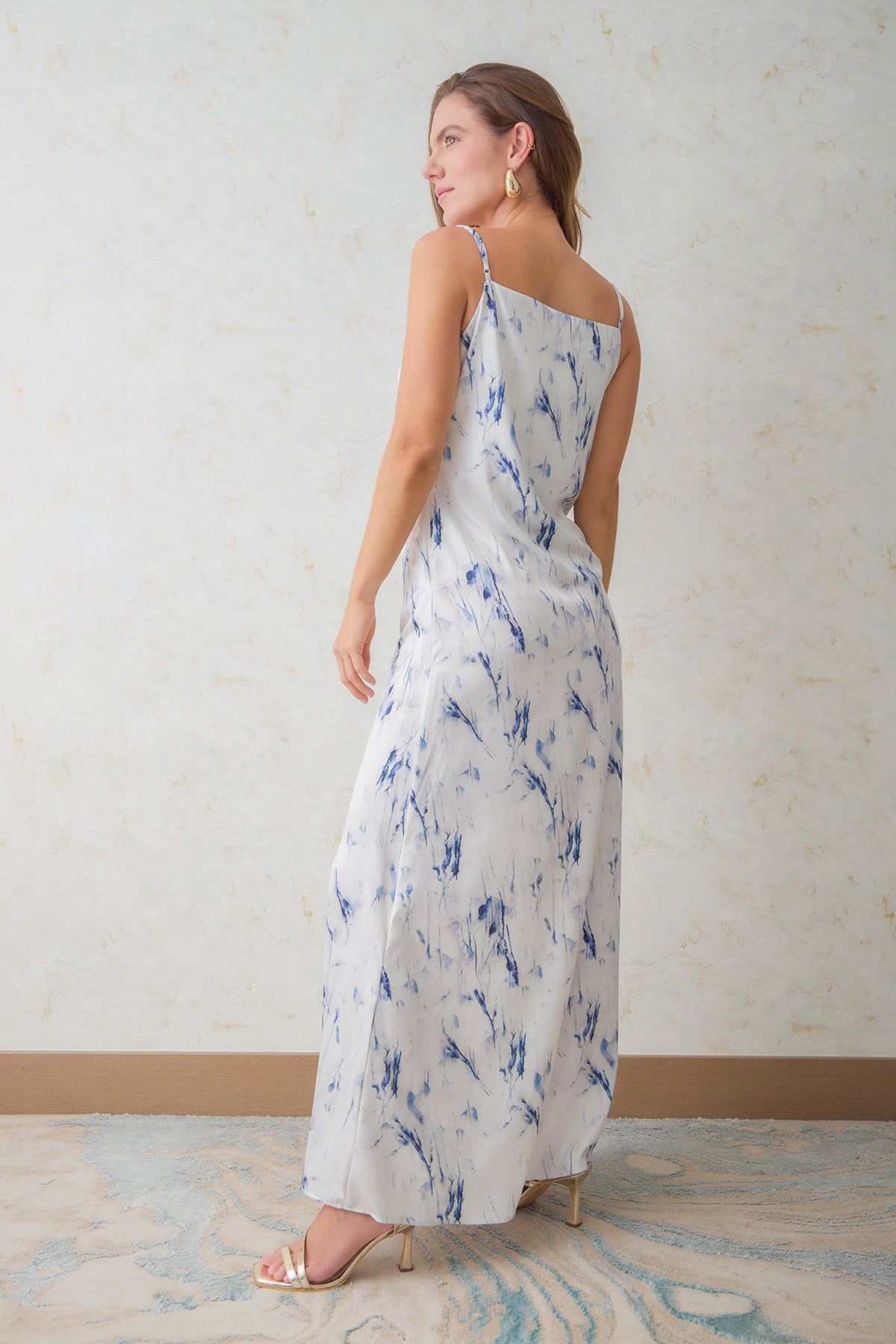 Vestido largo en seda marmolada escote babero