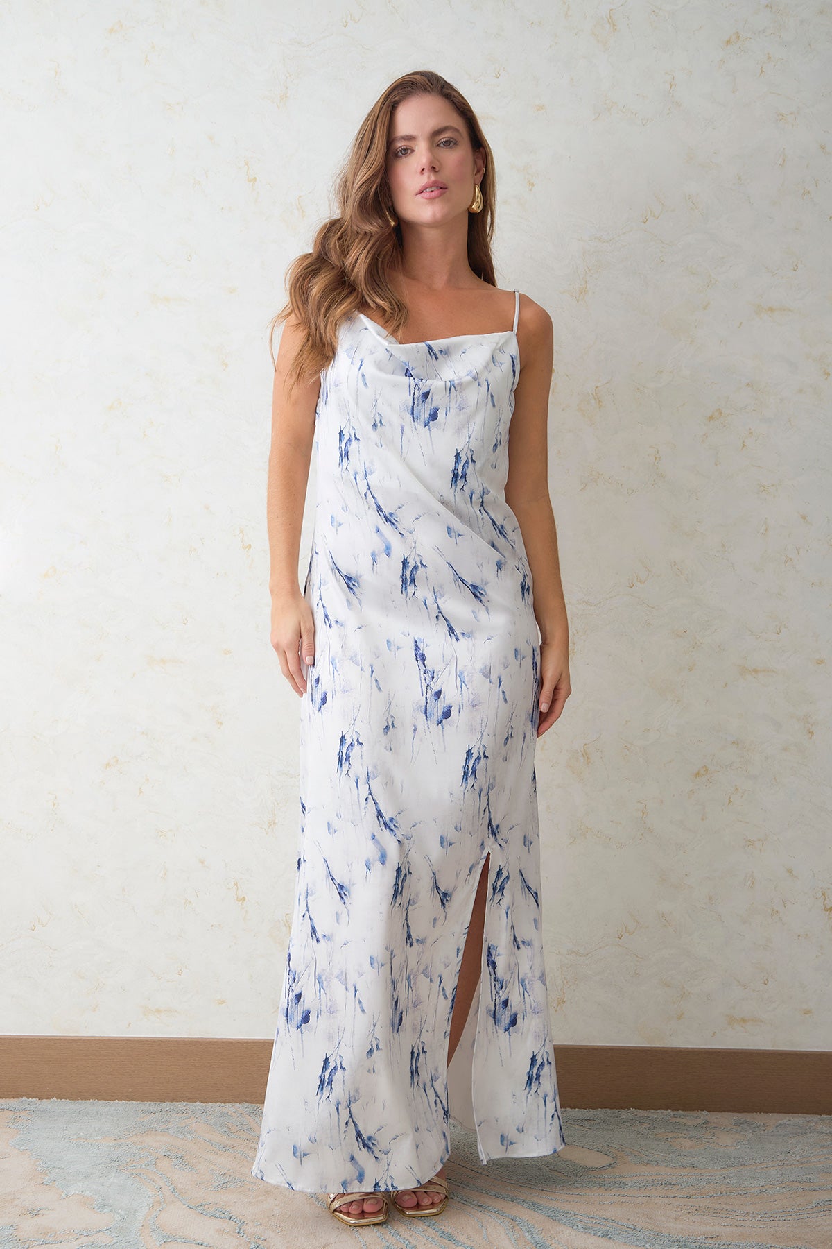 Vestido largo en seda marmolada escote babero