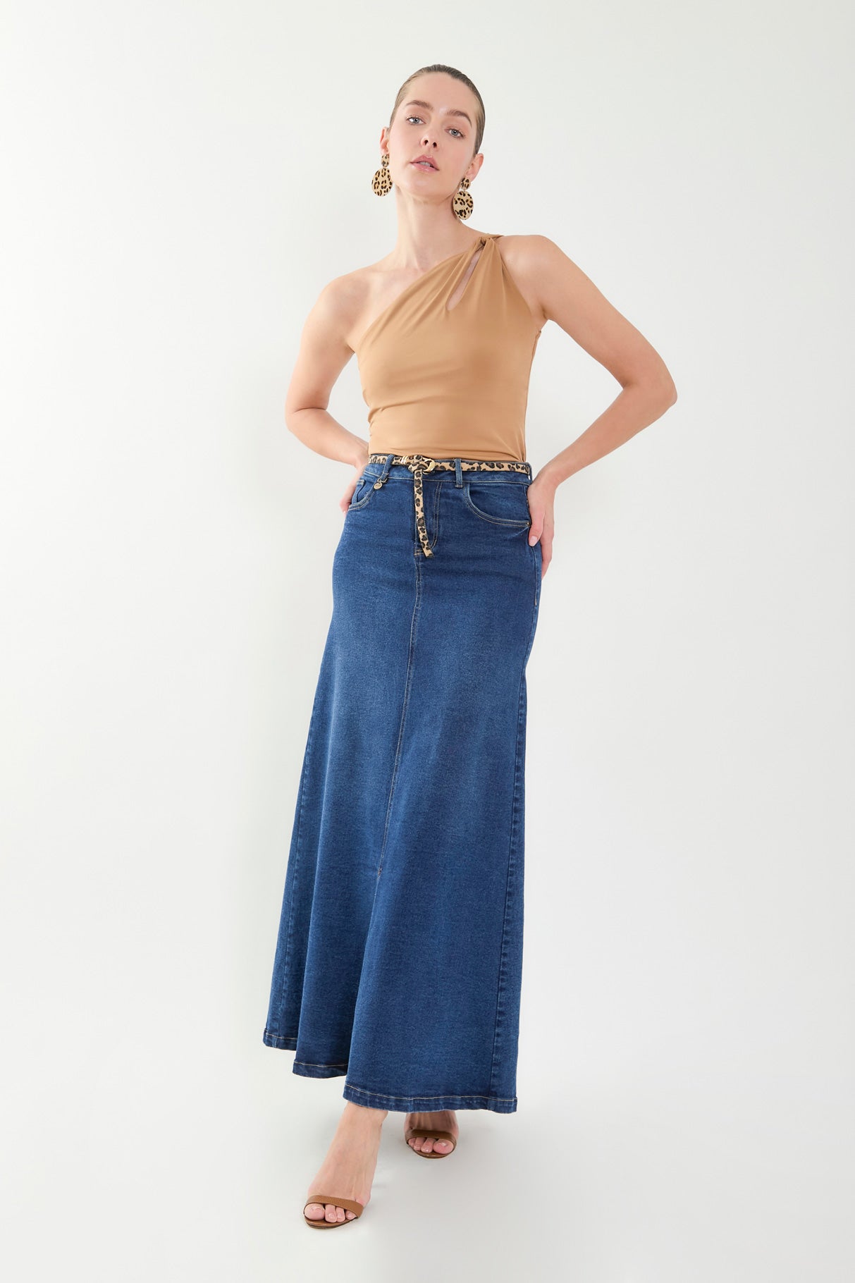 Falda larga en indigo con abertura en centro