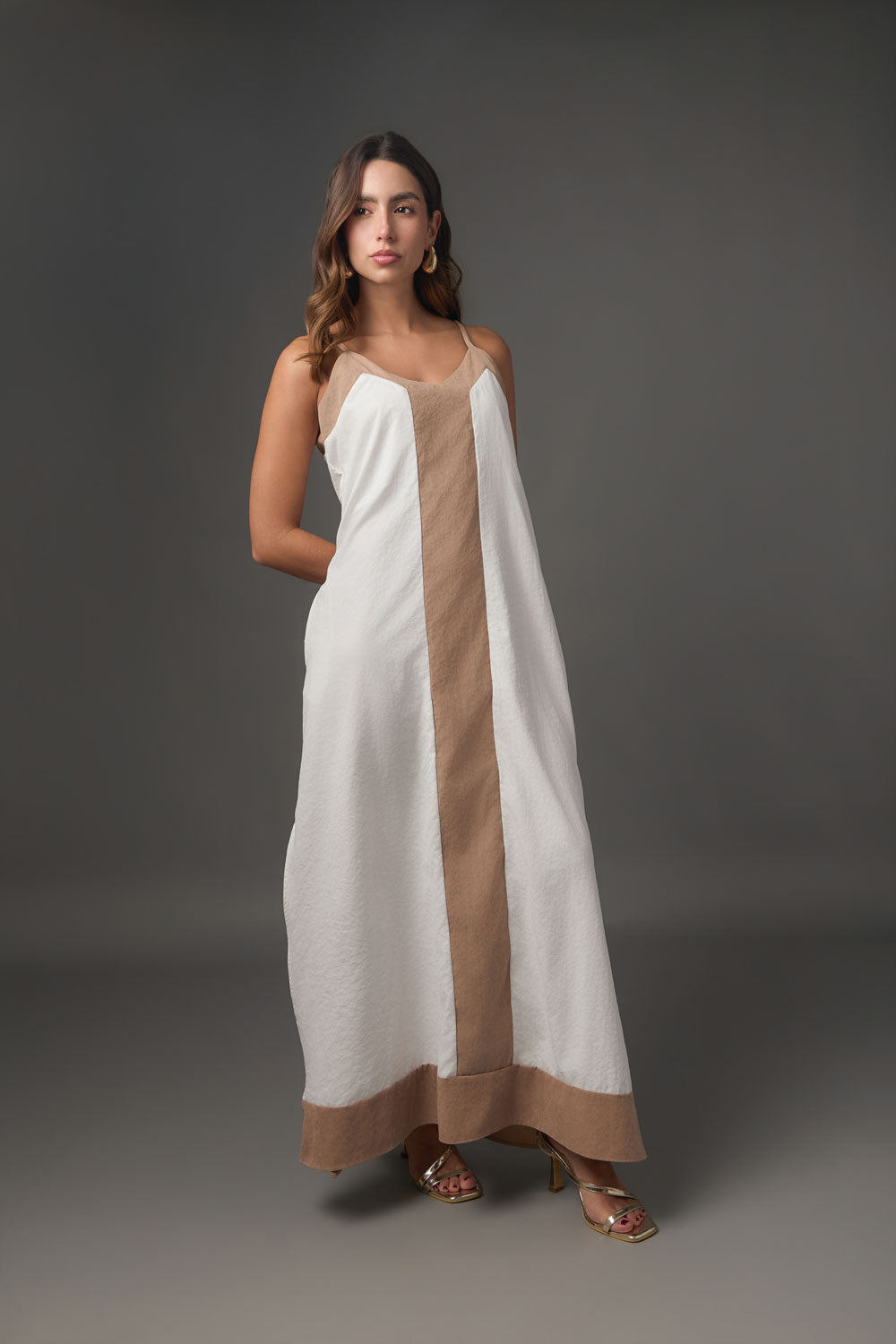 Vestido Largo de Tirantes con Bloques de Color – Silueta Regular Fit