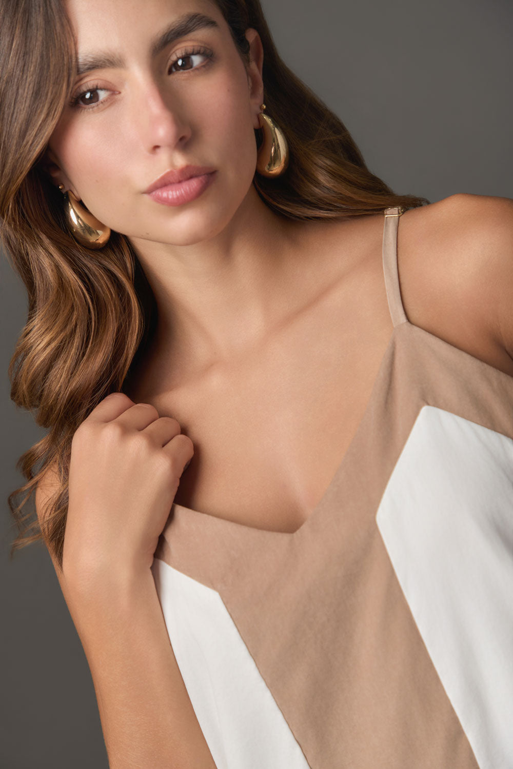 Vestido Largo de Tirantes con Bloques de Color – Silueta Regular Fit