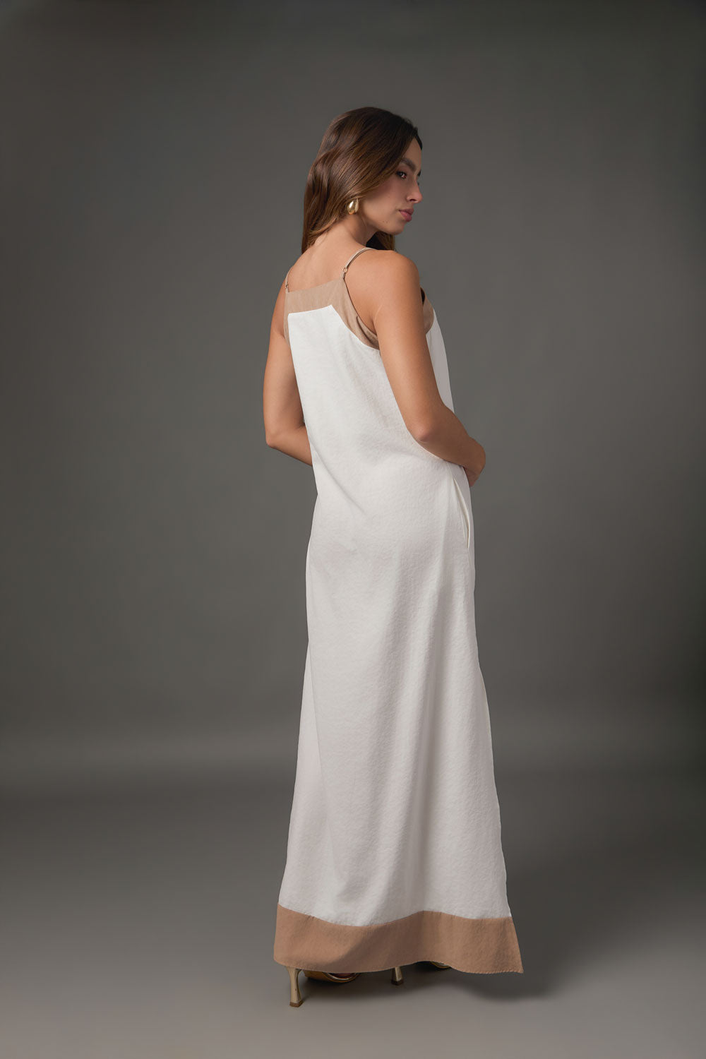 Vestido Largo de Tirantes con Bloques de Color – Silueta Regular Fit