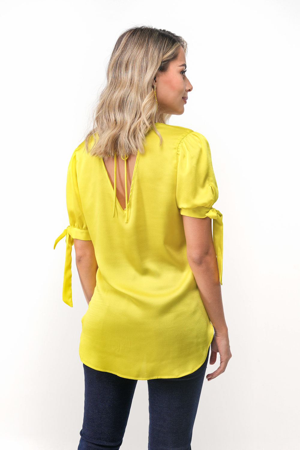 Blusa anudada con escote