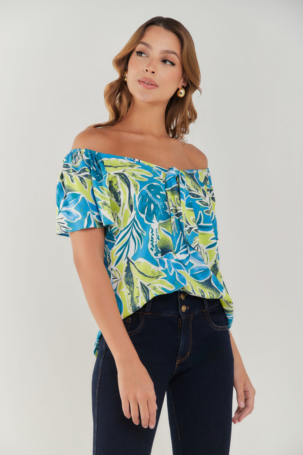 Blusa off shoulders anudada