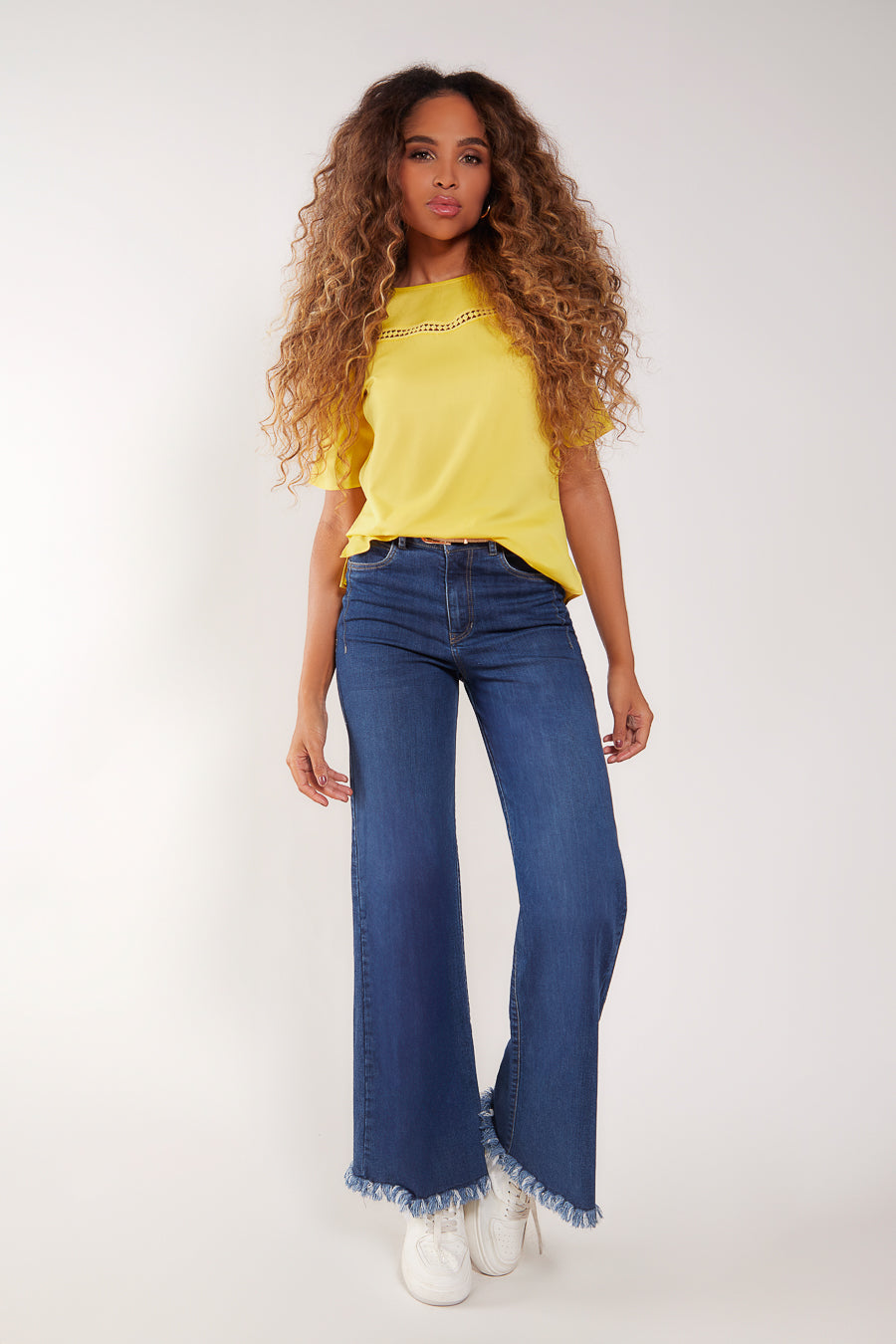 Blusa con corte en guipiur manga corta con recogido en popelina