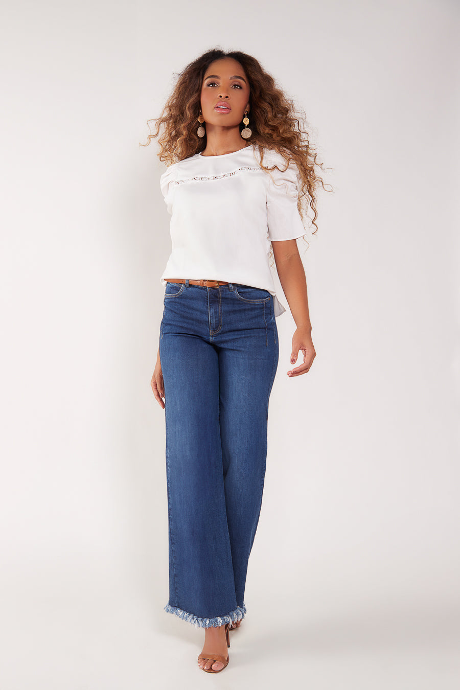 Blusa con corte en guipiur manga corta con recogido en popelina