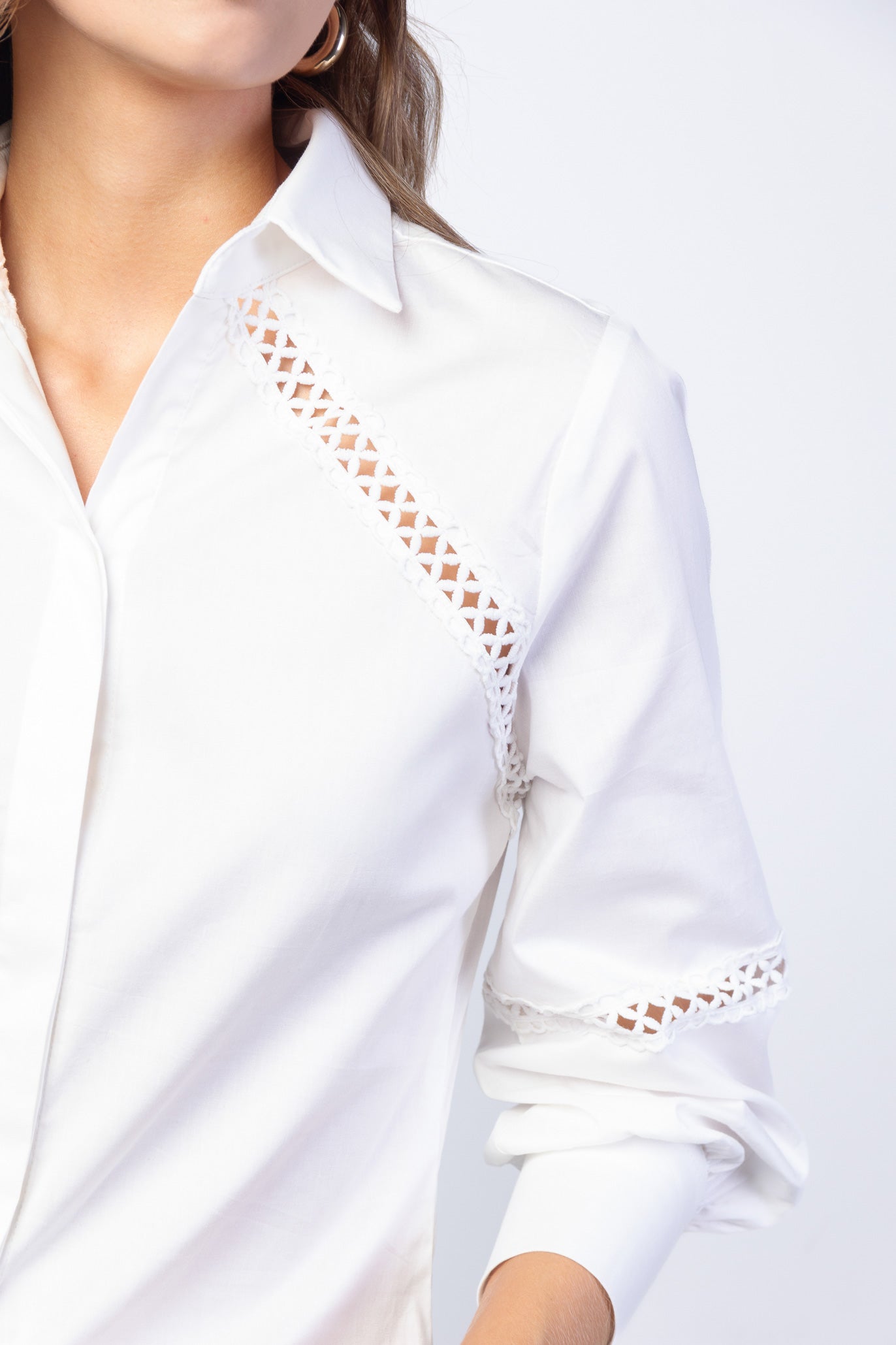 Camisa en popelina con cortes en guipur