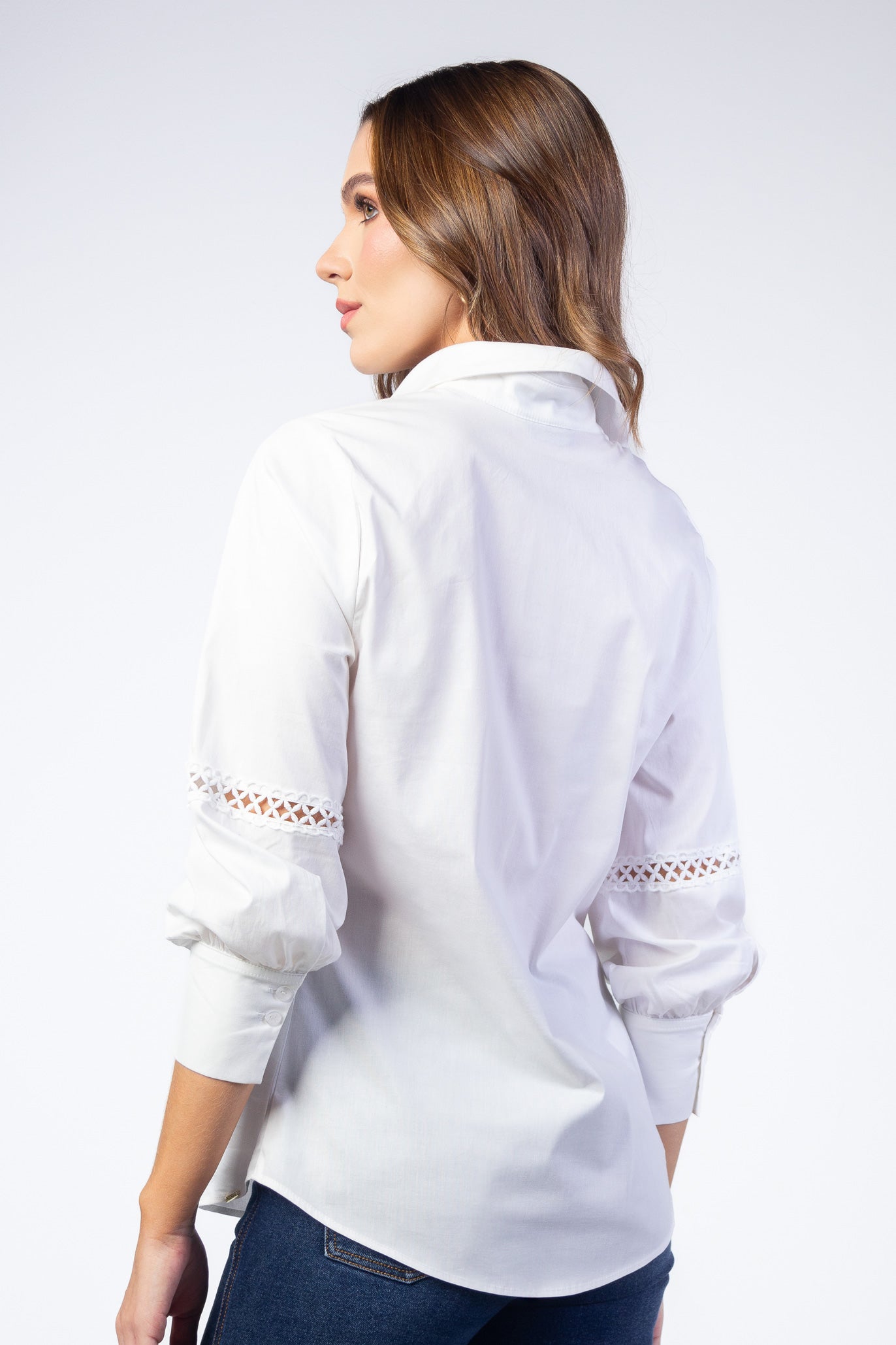 Camisa en popelina con cortes en guipur