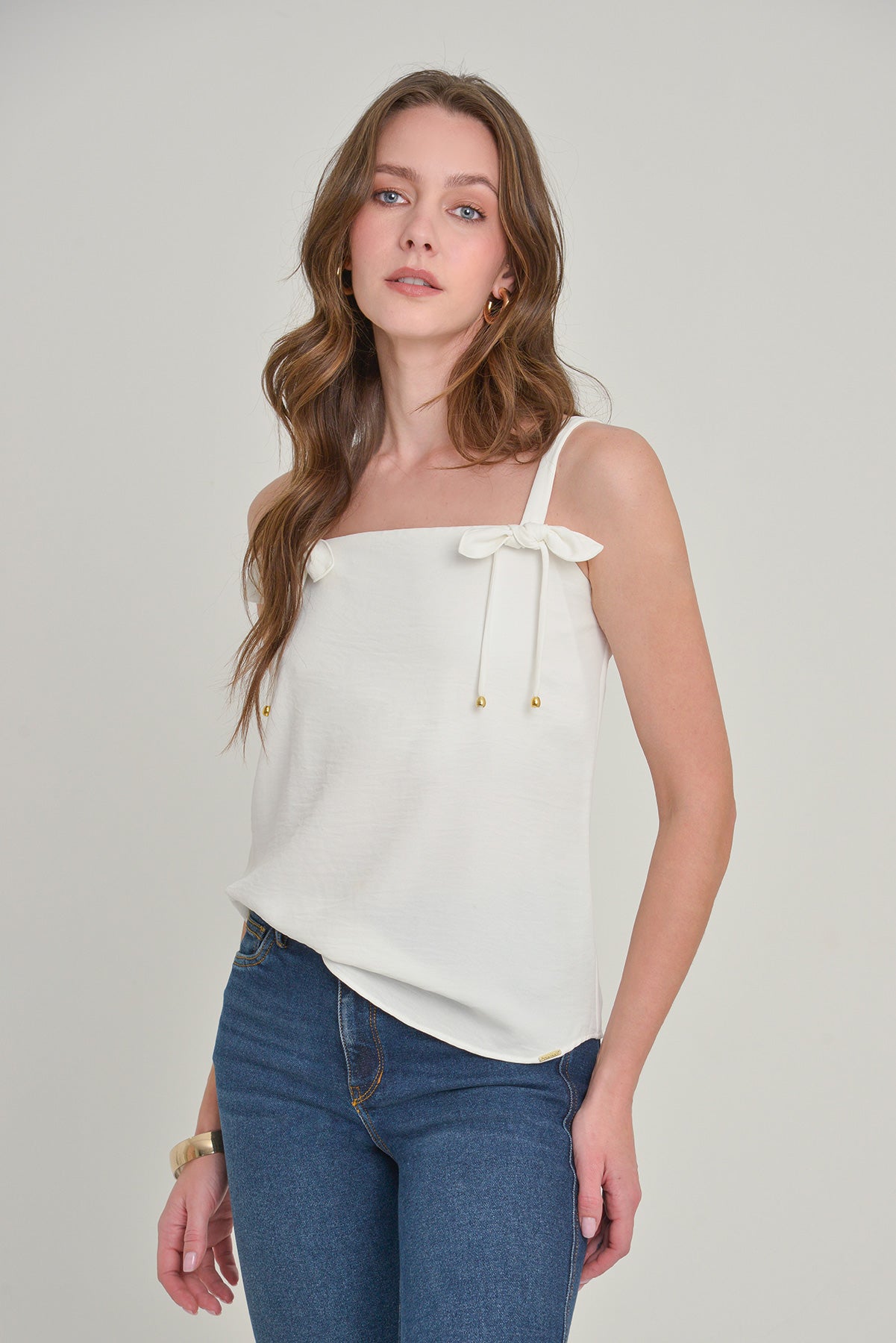 Blusa en crepe con detalle de moño en tira