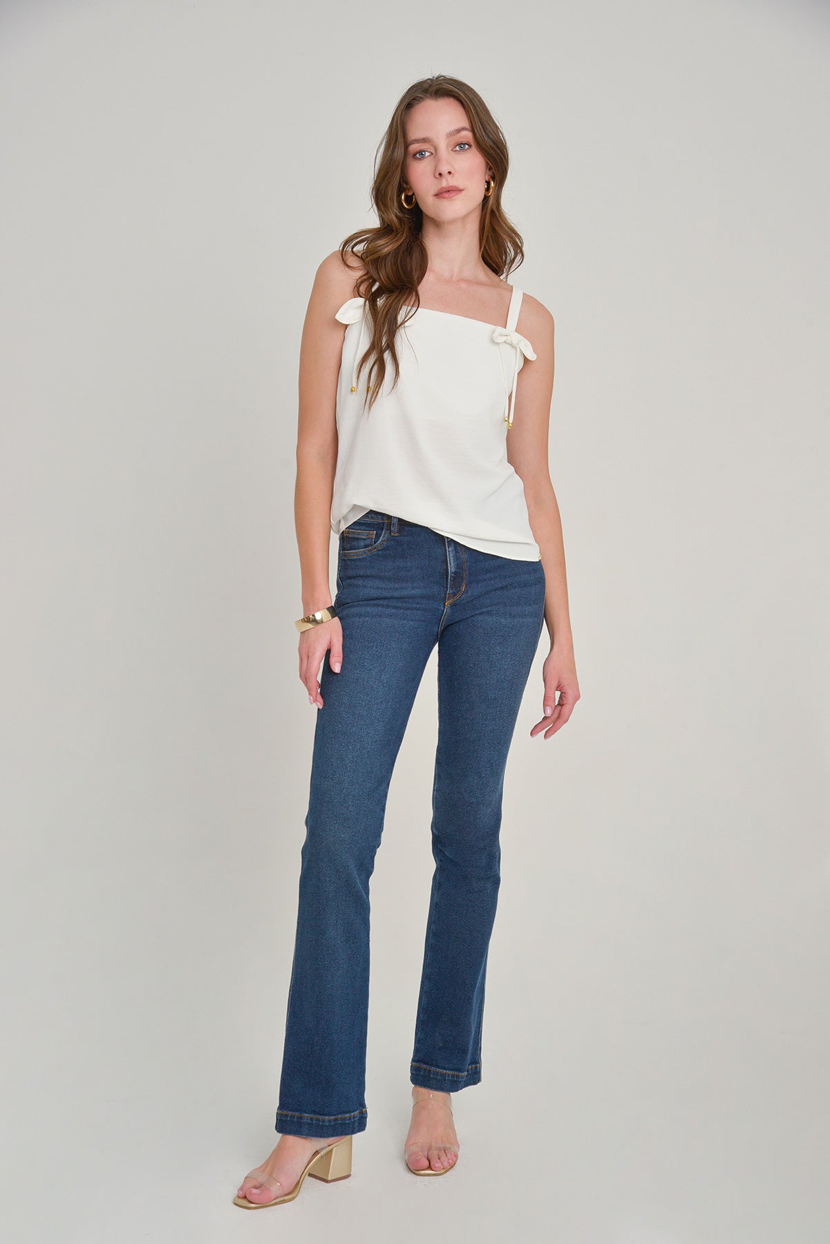 Blusa en crepe con detalle de moño en tira