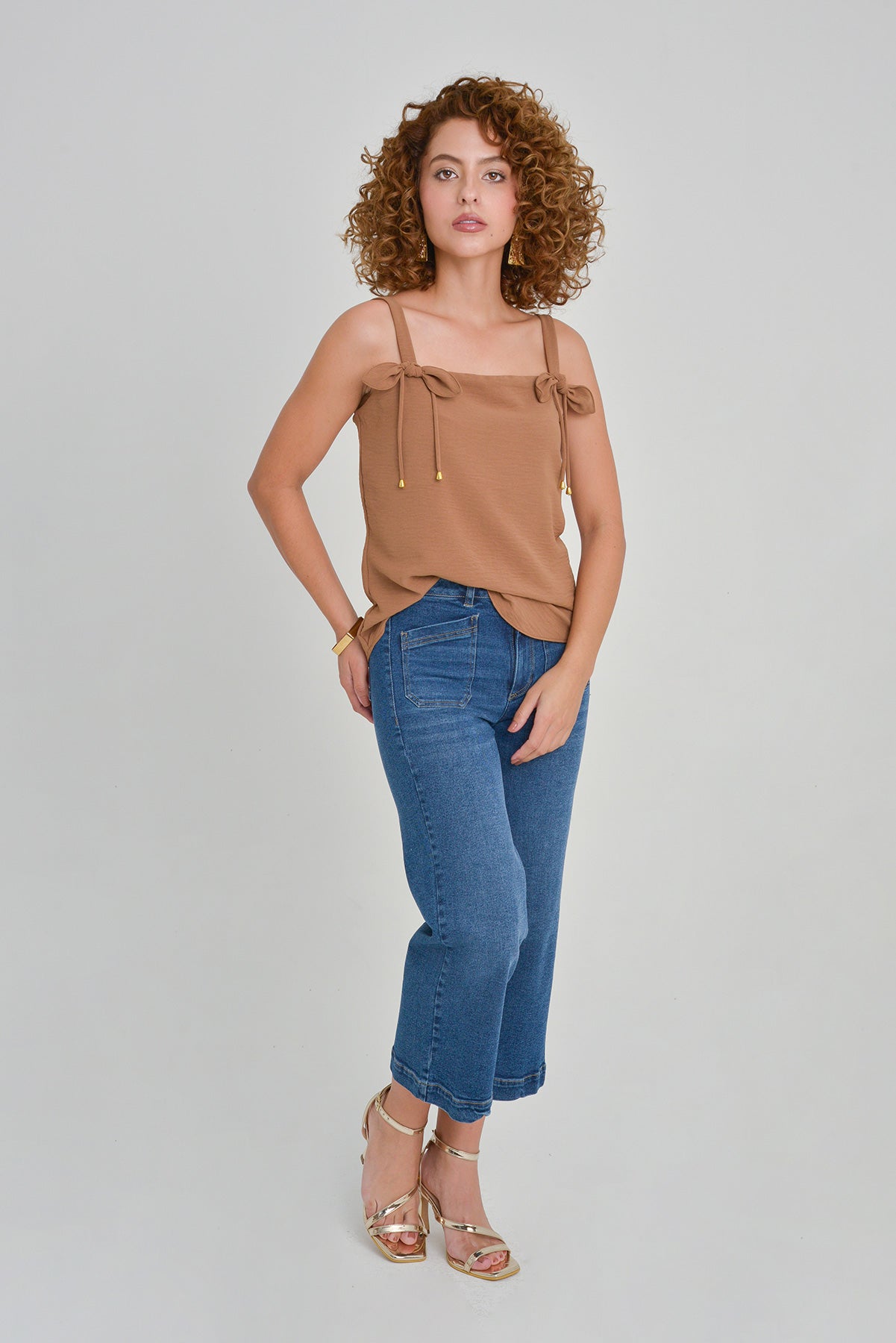 Blusa en crepe con detalle de moño en tira