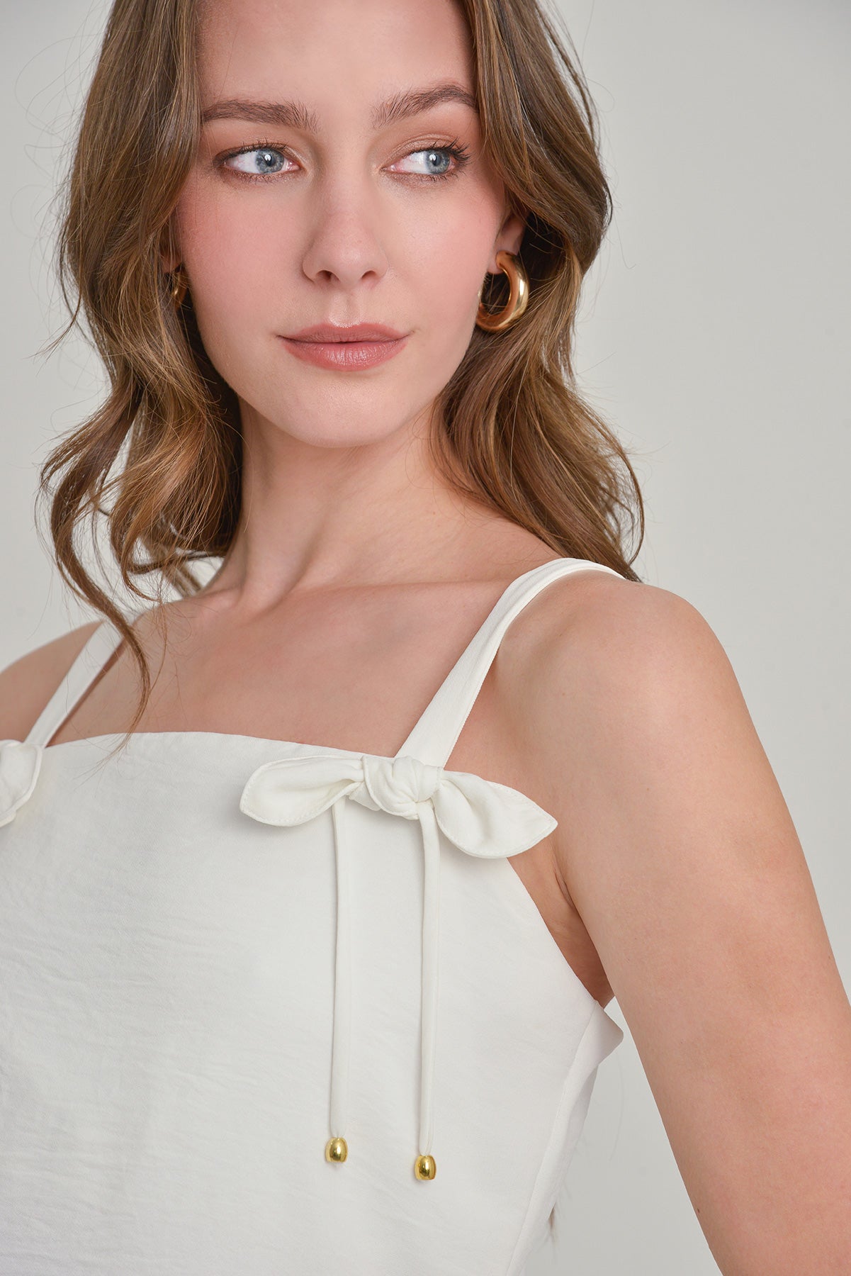 Blusa en crepe con detalle de moño en tira