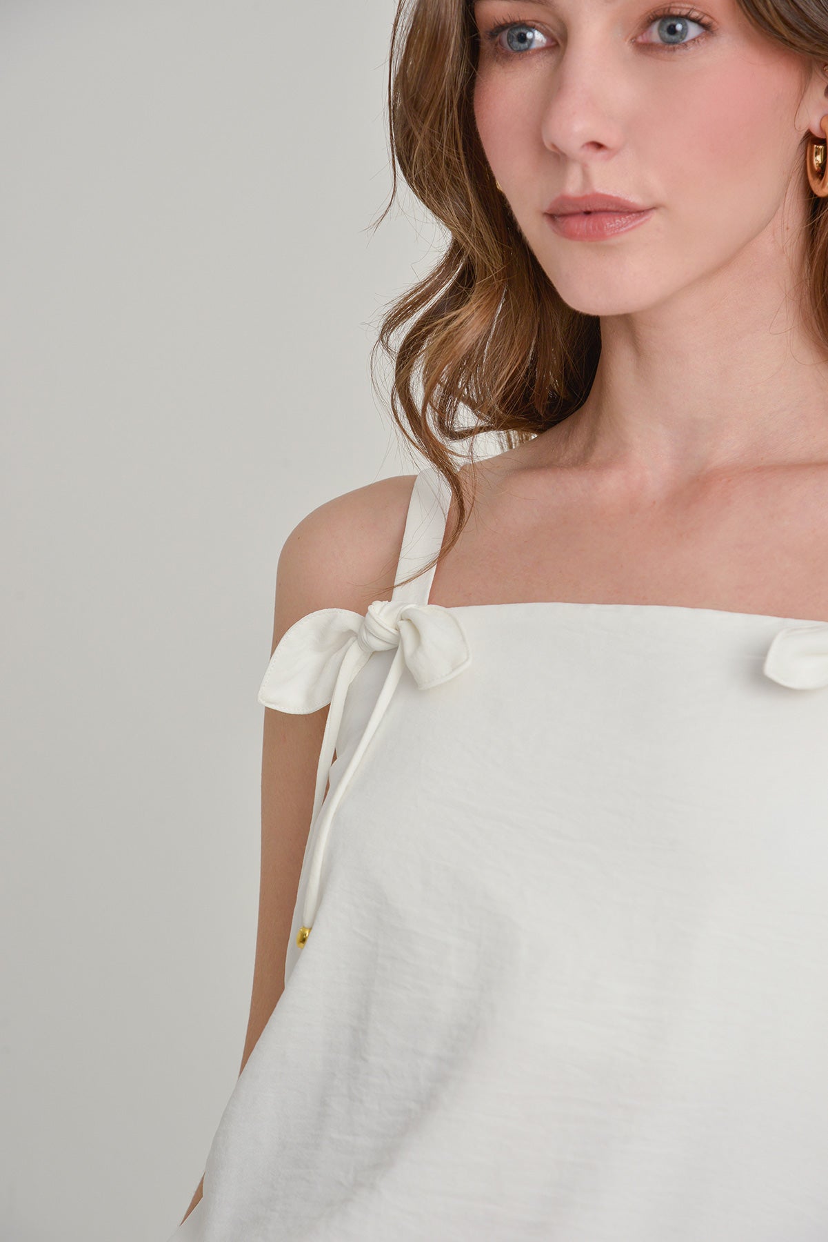 Blusa en crepe con detalle de moño en tira