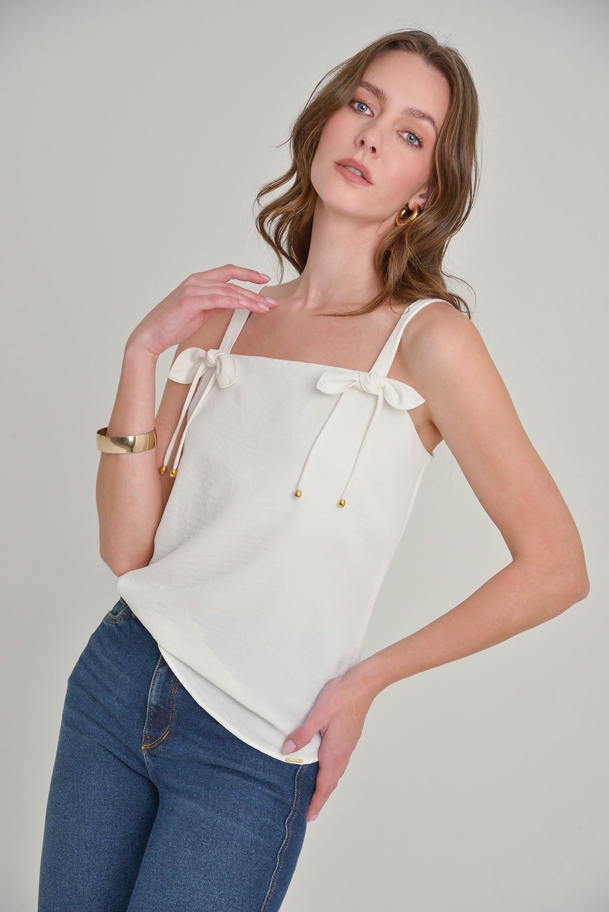 Blusa en crepe con detalle de moño en tira