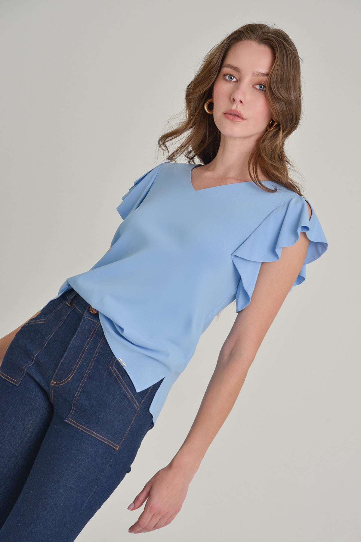 Blusa manga en golas abierta escote v en rayon