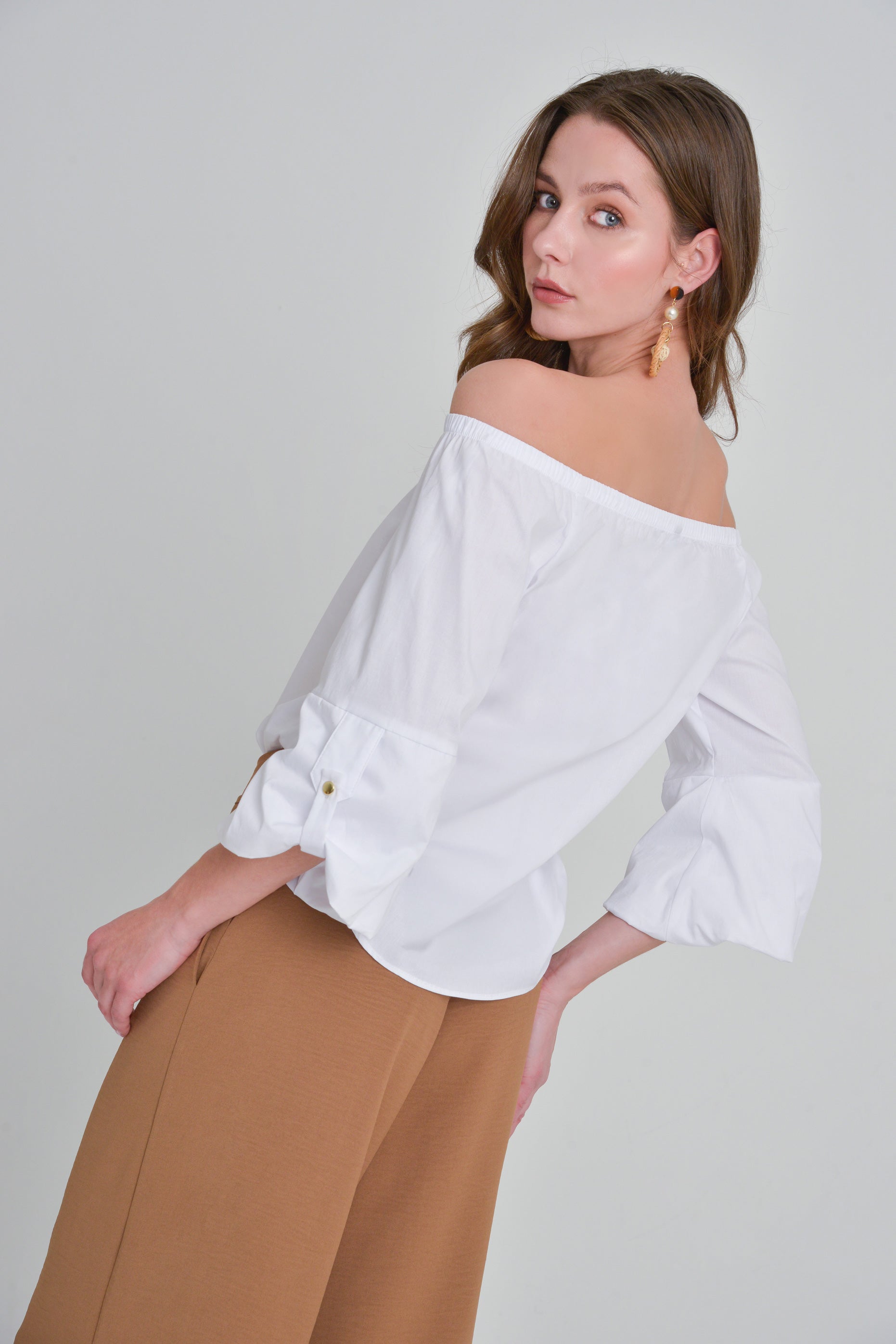 Blusa off shoulder en popelina manga con charretera