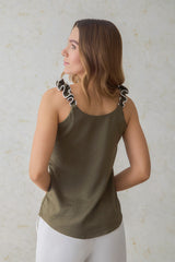 Blusa tiras ruchada con sesgo a combinación