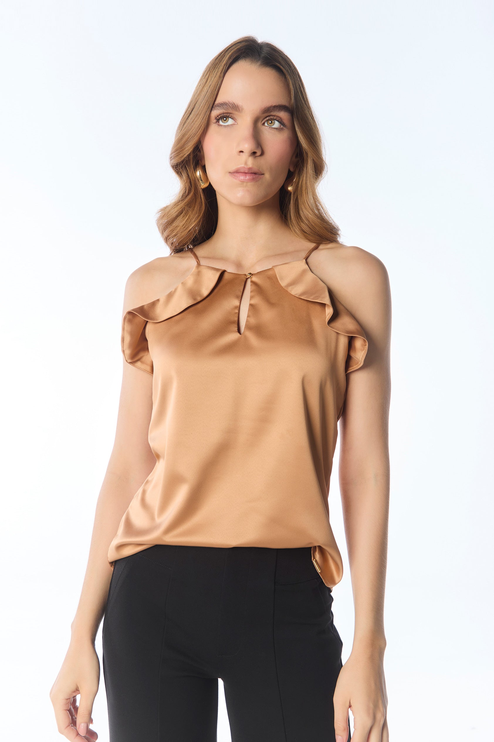 Blusa tiras en satin escote gota con golas