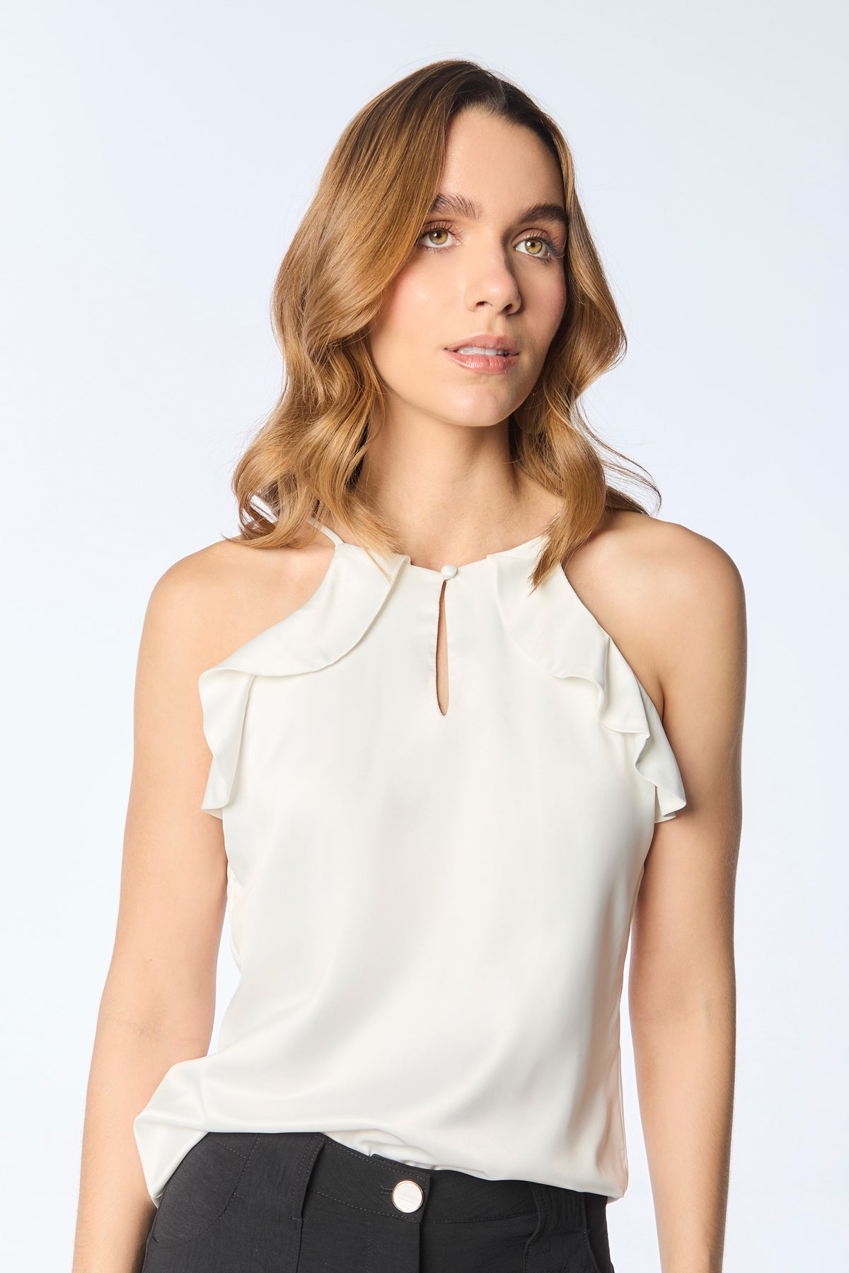Blusa tiras en satin escote gota con golas