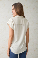 Camisa manga rodada con bolsillo en combinación