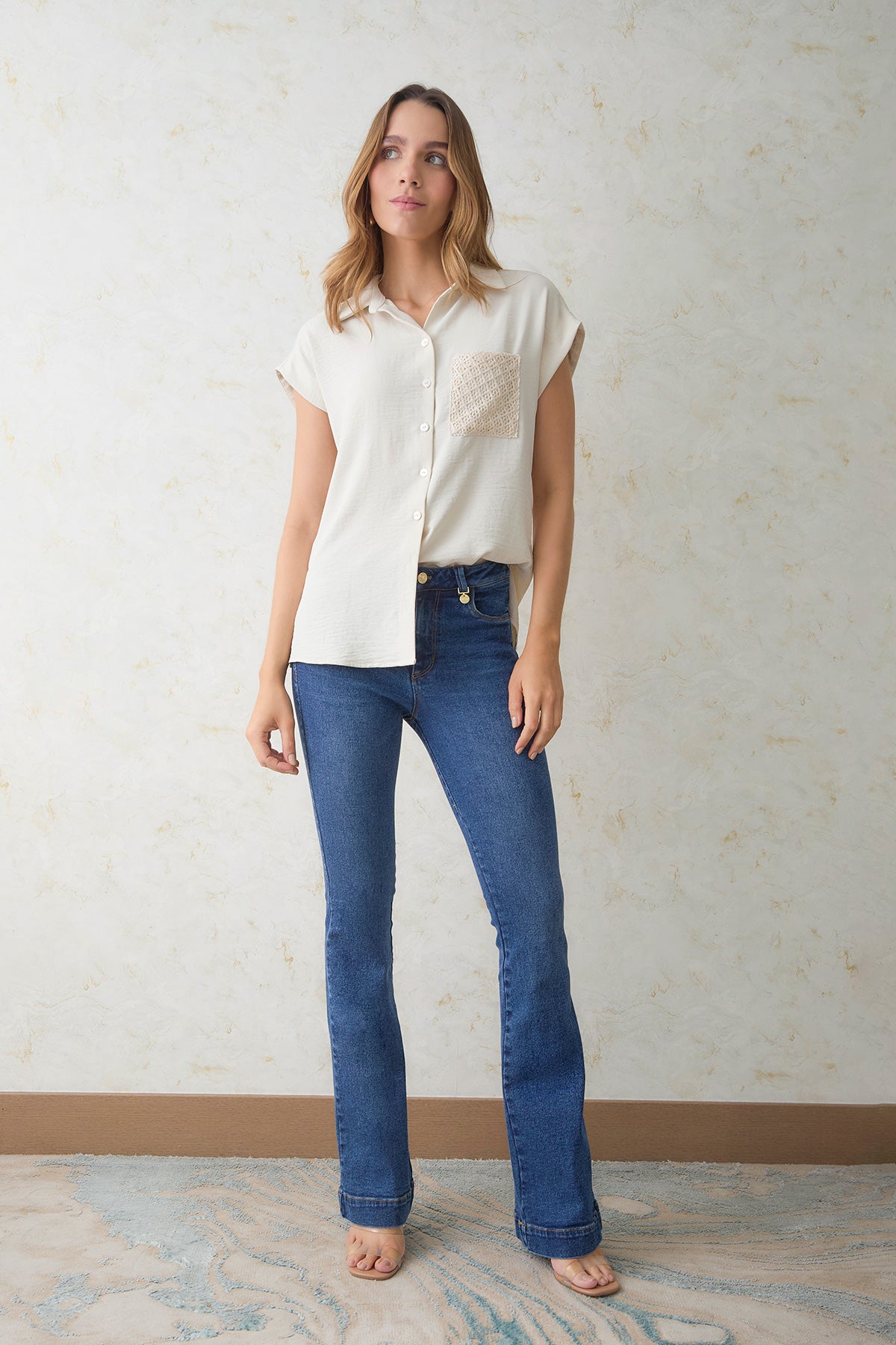 Camisa manga rodada con bolsillo en combinación