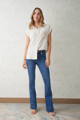 Camisa manga rodada con bolsillo en combinación