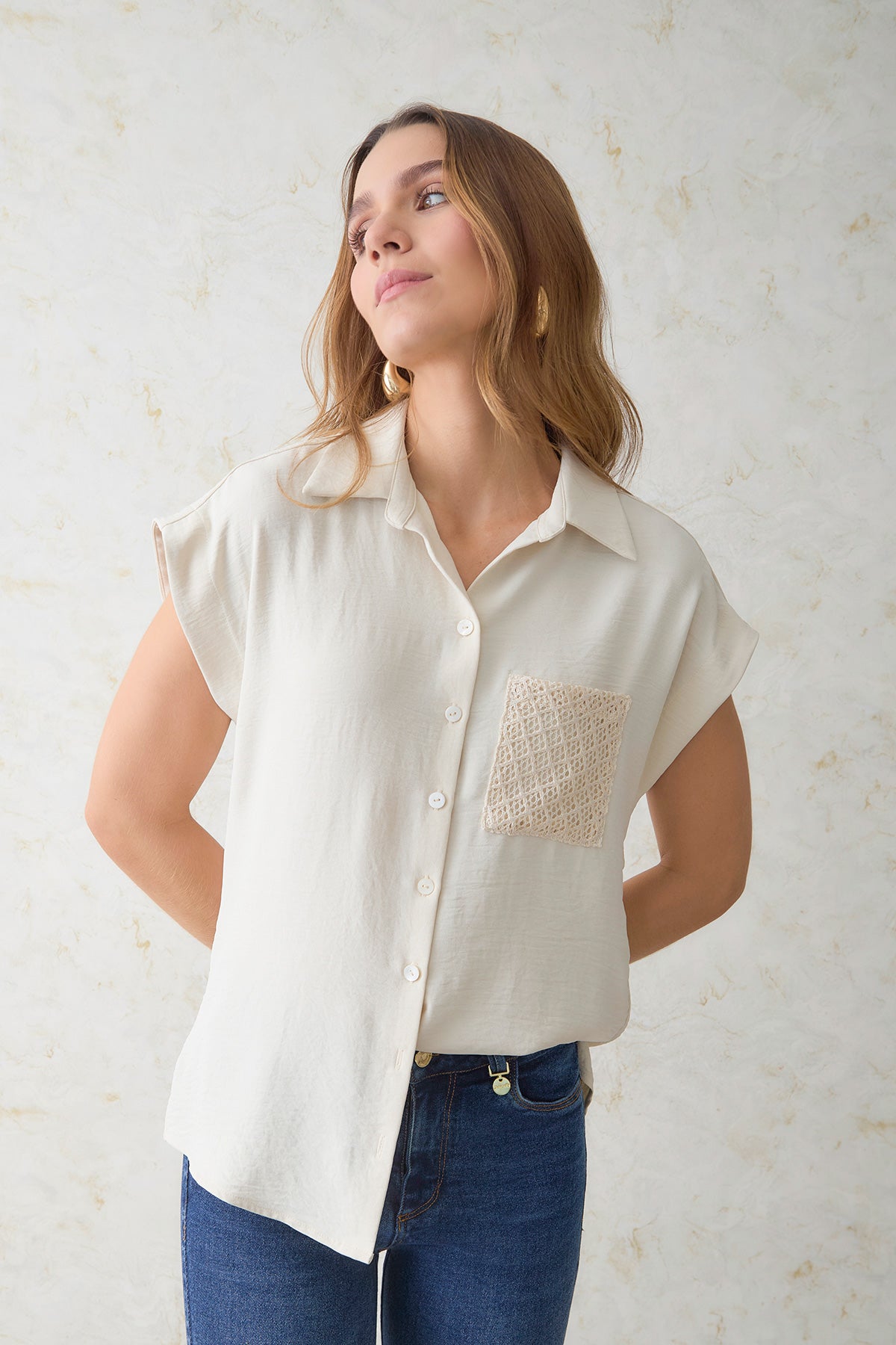 Camisa manga rodada con bolsillo en combinación